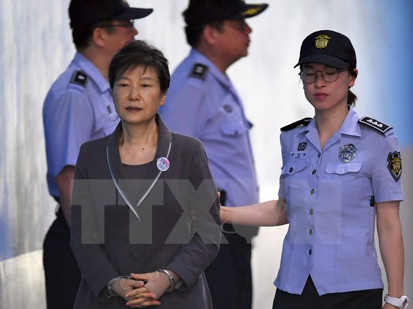 Bà Park Geun-Hye (phía trước) được đưa tới Tòa án Quận trung tâm Seoul ngày 7-8. (Nguồn: AFP/TTXVN)