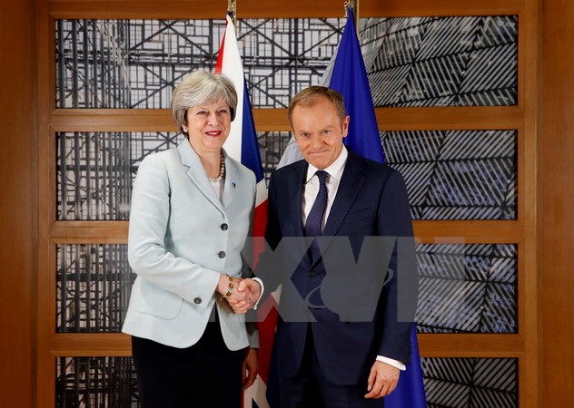 Chủ tịch Hội đồng châu Âu Donald Tusk và Thủ tướng Anh Theresa May bên lề một Hội nghị cấp cao tại Brussels. (Nguồn: AFP/TTXVN)