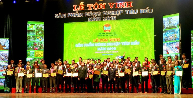 Các đồng chí lãnh đạo Đảng, Nhà nước trao giấy chứng nhận và biểu tượng tôn vinh sản phẩm nông nghiệp tiêu biểu 2016 cho các đơn vị, cá nhân