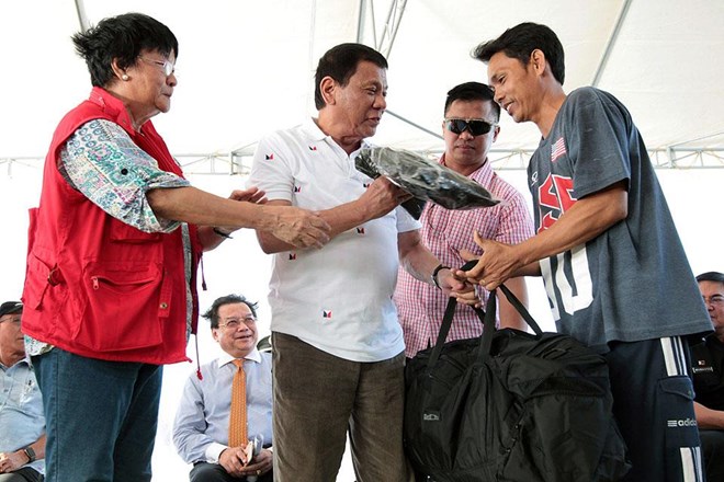 Tổng thống Philippines Rodrigo Duterte tiễn ngư dân Việt Nam trở về nước, tháng 11-2016. (Nguồn: PPD)