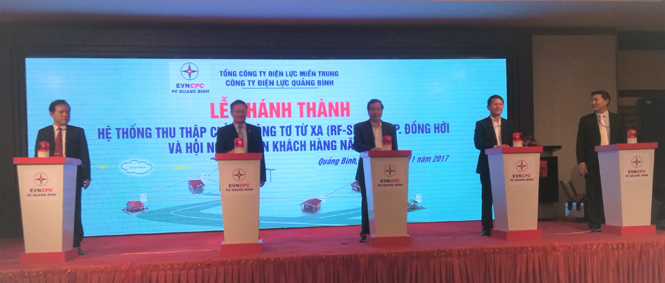  Đồng chí Nguyễn Xuân Quang và đại diện lãnh đạo Tổng Công ty Điện lực Miền Trung, Công ty Điện lực Quảng Bình bấm nút khánh thành hệ thống thu thập chỉ số công tơ từ xa (RF-SPIDER).