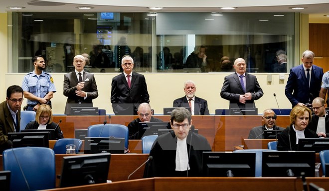 Bị cáo Slobodan Praljak (thứ tư, trái, phía xa) tại phiên tòa ở La Hay ngày 29-11. (Nguồn: AFP/TTXVN)