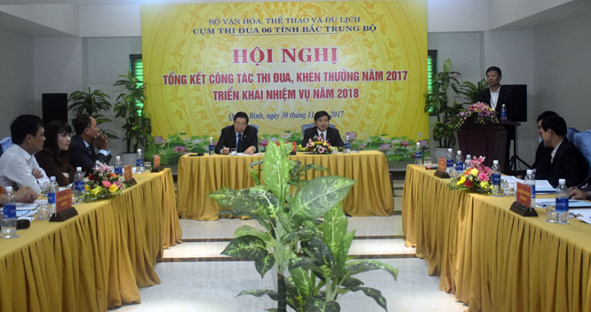  Đồng chí Nguyễn Hữu Hoài, Phó Bí thư Tỉnh ủy, Chủ tịch UBND tỉnh Quảng Bình phát biểu tại hội nghị tổng kết công tác thi đua, khen thưởng năm 2017 Cụm thi đua số 6 tỉnh Bắc Trung bộ.