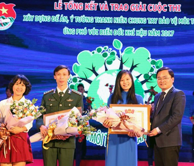 Ban tổ chức trao giải nhất cho tác giả Nguyễn Thị Nga, Trường THCS Hùng Vương.