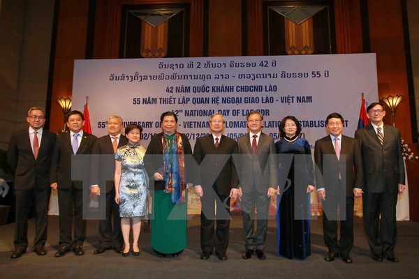 Đại sứ Lào tại Việt Nam Thongsavanh Phomvihane (thứ tư, bên phải), các lãnh đạo Đảng, Nhà nước và các đại biểu tại Lễ kỷ niệm. (Ảnh: An Đăng/TTXVN)