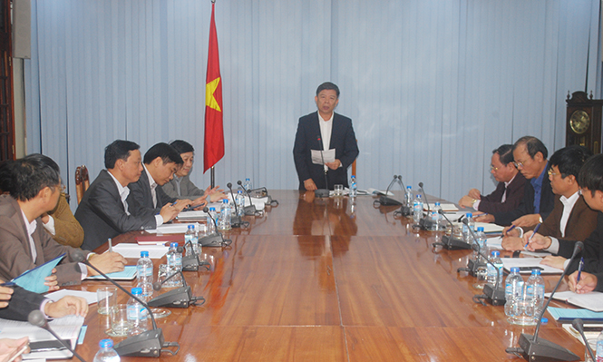 Đồng chí Chủ tịch UBND tỉnh Nguyễn Hữu Hoài phát biểu kết luận buổi làm việc.