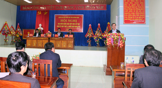 Đồng chí Nguyễn Văn Bình, Ủy viên Bộ Chính trị, Bí thư Trung ương Đảng, Trưởng ban Kinh tế Trung ương phát biểu tại buổi tiếp xúc cử tri.