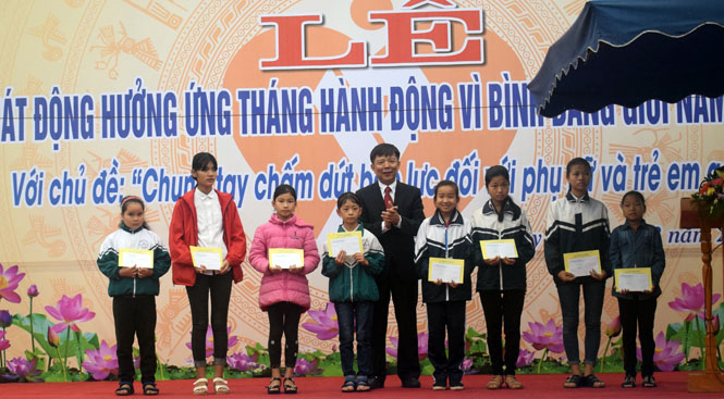 Đồng chí Nguyễn Hữu Hoài, Phó Bí thư Tỉnh ủy, chủ tịch UBND tỉnh trao tặng quà cho trẻ em gái có hoàn cảnh đặc biệt khó khăn tại lễ phát động hưởng ứng “Tháng hành động vì bình đẳng giới và phòng chống bạo lực trên cơ sở giới năm 2017”.