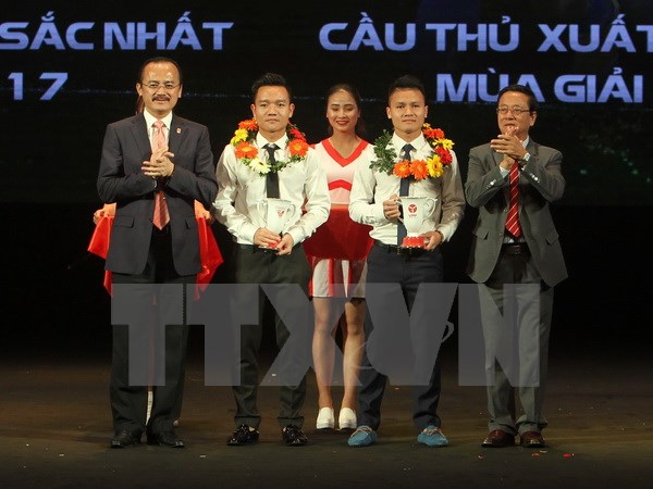 Trao giải thưởng Cầu thủ xuất sắc và Cầu thủ trẻ xuất sắc nhất cho Đinh Thanh Trung (CLB Quảng Nam) và Nguyễn Quang Hải (CLB Hà Nội). (Ảnh: Quốc Khánh/TTXVN)