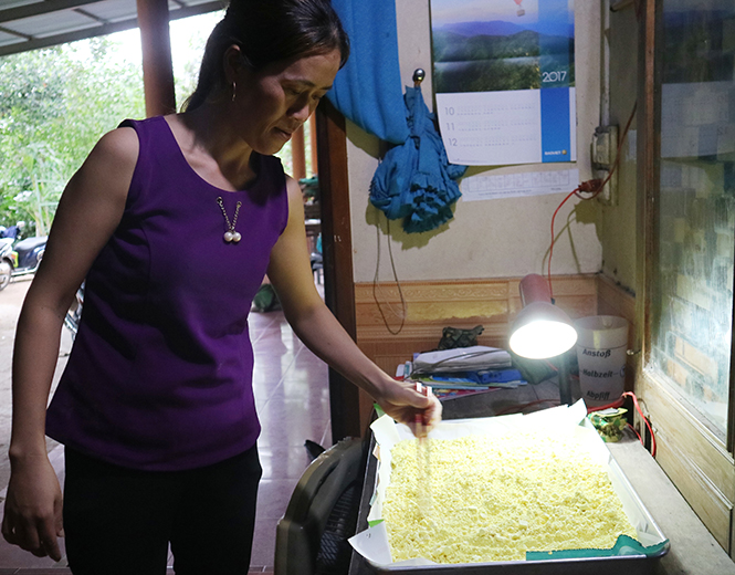  Chị Dương Thị Hiền kiểm tra lại mẻ bột mới ra lò trước khi giao cho khách hàng.