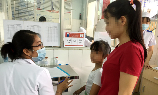  Bác sĩ tái khám cho trẻ bị dậy thì sớm tại Bệnh viện Nhi Đồng 1 - Ảnh: T.Dương