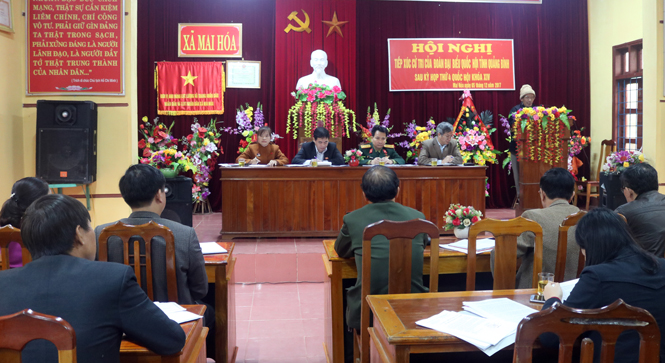  Chú tĐoàn ĐBQH tỉnh tiếp xúc với cử tri huyện Tuyên Hóa sau kỳ họp thứ 4, Quốc hội khóa XIV tại hội trường UBND xã Mai Hoá. 