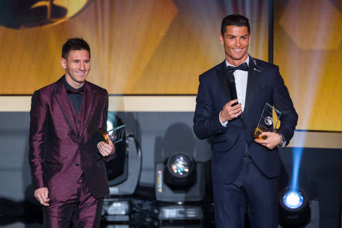  Messi (trái) yếu thế trước Ronaldo trong cuộc đua năm nay. Ảnh: REUTERS