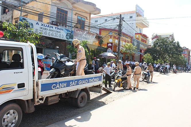 Lực lượng Cảnh sát giao thông xử lý các phương tiện vi phạm.