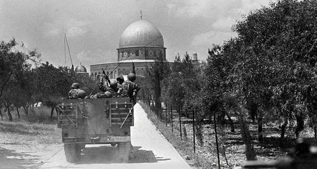 Binh sĩ Israel tiến vào phần Đông Jerusalem trong cuộc chiến năm 1967 - Ảnh: AFP