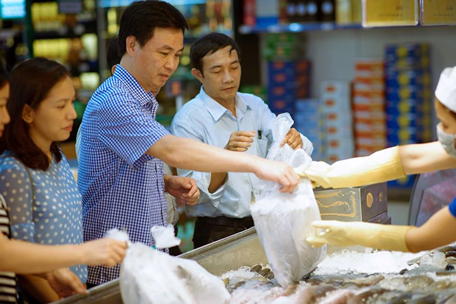 Đoàn kiểm tra liên ngành kiểm tra cơ sở kinh doanh thực phẩm tại thị xã Ba Đồn.