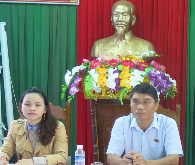 Đồng chí Bùi Anh Tuấn (bên phải trong một hội nghị tiếp xúc cử tri) vừa được bầu làm Chủ tịch UBND huyện Minh Hóa.