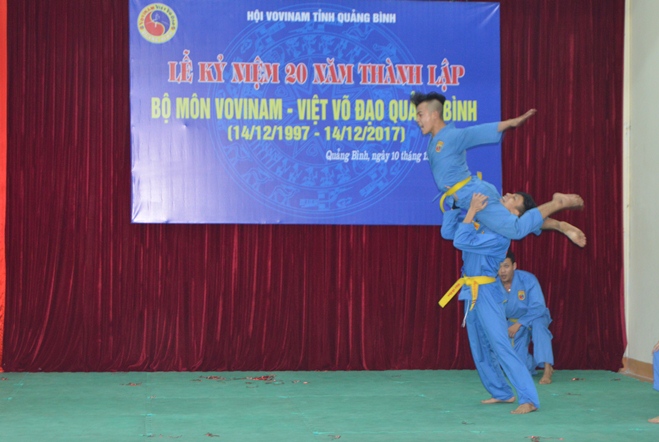 Màn biểu diễn của môn sinh Vivonam tại lễ kỷ niệm 20 năm ngày thành lập bộ môm Vivonam - Việt võ đạo tạo Quảng Bình