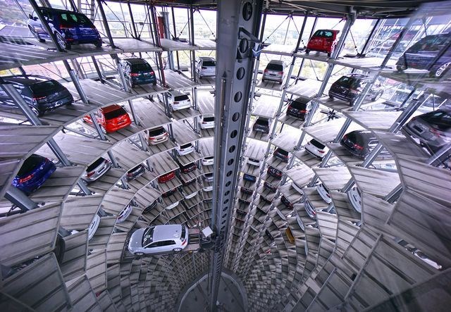 Nơi chứa các mẫu xe ôtô của nhà máy của hãng Volkswagen ở Wolfsburg, Đức. Nhà máy này sản xuất hơn 800.000 chiếc xe mỗi năm. (Nguồn: National Geographic)