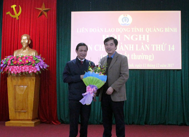 Đồng chí Nguyễn Lương Bình, Chủ tịch LĐLĐ tỉnh tặng hoa chúc mừng đồng chí Nguyễn Phi Khanh được bầu giữ chức vụ Phó Chủ tịch LĐLĐ tỉnh.