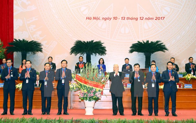 Tổng Bí thư Nguyễn Phú Trọng tặng lẵng hoa chúc mừng Đại hội. (Nguồn: TTXVN)