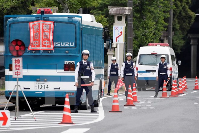 Cảnh sát Nhật Bản gác tại trạm kiểm soát an ninh ở Ise-Shima. (Nguồn: EPA/TTXVN)