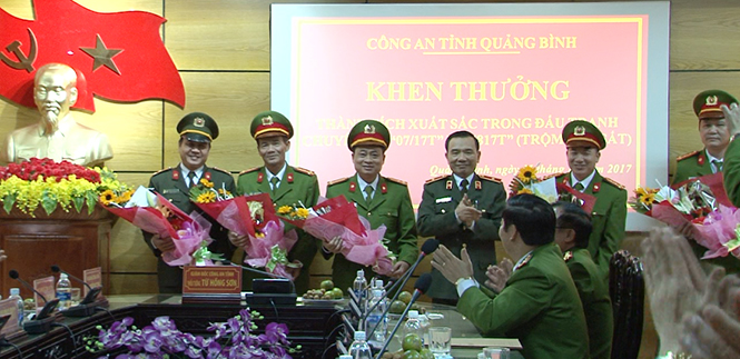 Thiếu tướng Từ Hồng Sơn, Giám đốc Công an tỉnh tặng hoa, thưởng nóng cho lực lượng phá án.