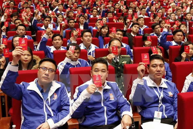 Các đại biểu biểu quyết thông qua danh sách bầu cử Ban Chấp hành Trung ương Đoàn khóa XI. (Ảnh: TTXVN)