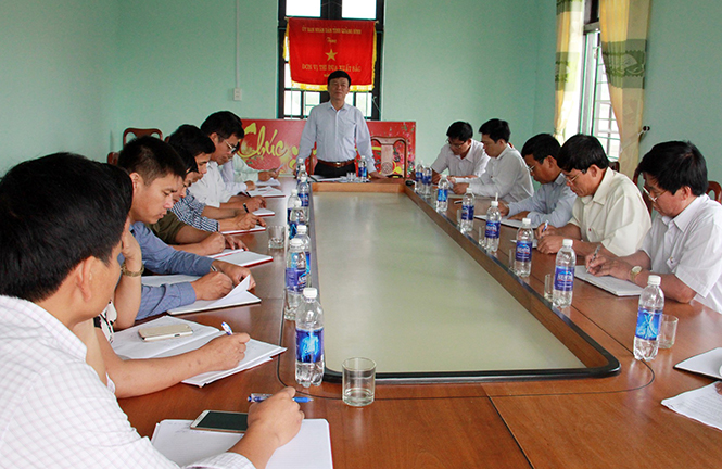 Ảnh 3 :| Đồng chí Bí thư Huyện ủy Bố Trạch Phan Văn Gòn chủ trì cuộc họp xử lý vi phạm ở xã Hoàn Trạch (huyện Bố Trạch).