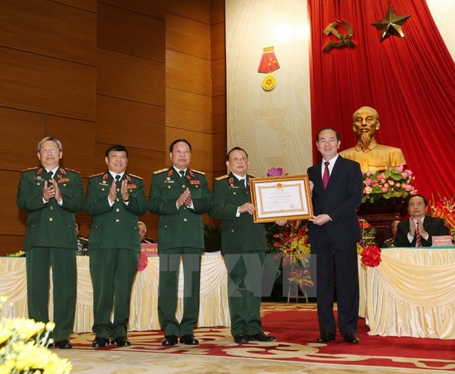 Chủ tịch nước Trần Đại Quang trao tặng Huân chương Lao động hạng Nhất cho Hội Cựu chiến binh Việt Nam. (Ảnh: Trí Dũng/TTXVN)