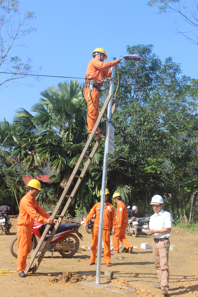 Công nhân Công ty Điện lực Quảng Bình thực hiện Chương trình “Thắp sáng đường quê” tại huyện Minh Hóa.  