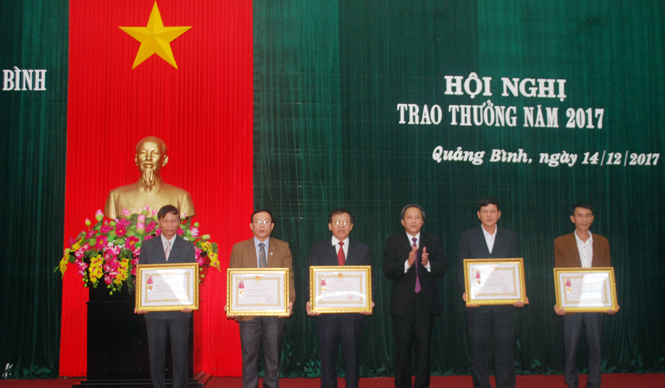 Thừa ủy quyền Chủ tịch nước, đồng chí Hoàng Đăng Quang, Ủy viên trung ương Đảng, Bí thư Tỉnh ủy, Chủ tịch HĐND tỉnh trao tặng Huân chương Lao động cho các đơn vị