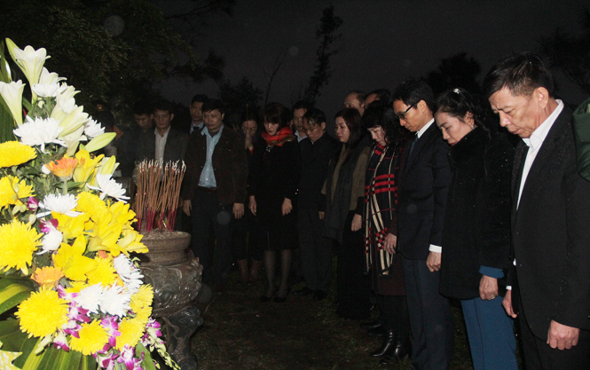 Phó Thủ tướng Vũ Đức Đam đến dâng hương, viếng mộ Đại tướng Võ Nguyên Giáp tại Vũng Chùa xã Quảng Đông, huyện Quảng Trạch.