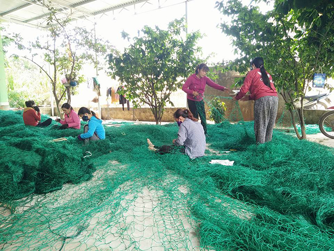 Mô hình tổ hợp tác đan lưới tại xã Bảo Ninh (TP. Đồng Hới) thu hút 100 thành viên tham gia với thu nhập ổn định.