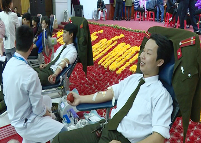 CBCS Công an huyện Quảng Trạch tham gia hiến máu tình nguyện.