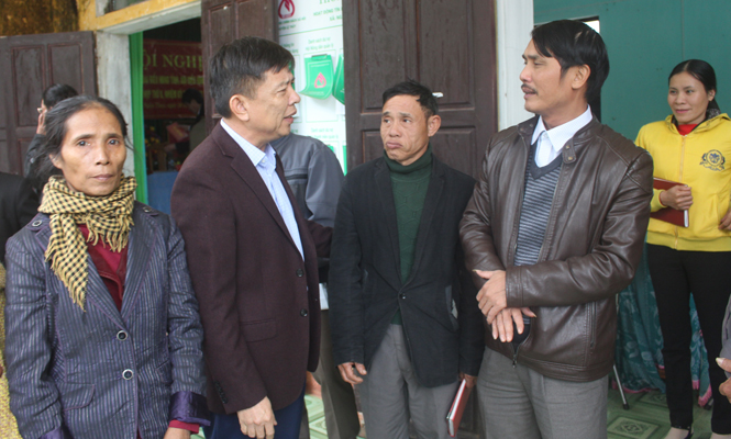 Đồng chí Nguyễn Hữu Hoài, Phó Bí thư Tỉnh ủy, Chủ tịch UBND tỉnh nói chuyện với cử tri huyện Lệ Thủy.