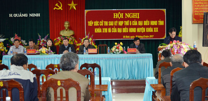 Các đại biểu HĐND tỉnh và HĐND huyện Quảng Ninh tiếp xúc với cử tri trên địa bàn tại xã Võ Ninh.