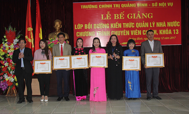 Đại diện Trường Chính trị tỉnh và Sở Nội vụ trao giấy khen cho các học viên xuất sắc.