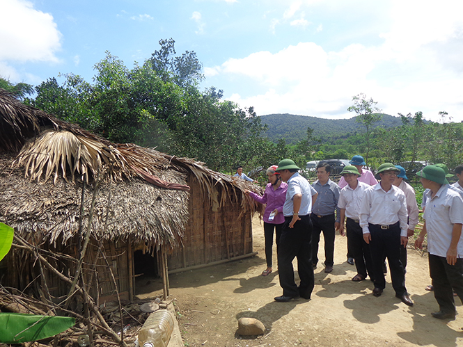 Lãnh đạo huyện Tuyên Hoá kiểm tra, giám sát việc chăm lo đời sống và xoá nhà tạm cho đồng bào Mã Liềng, bản Cà Xen, xã Thanh Hoá.