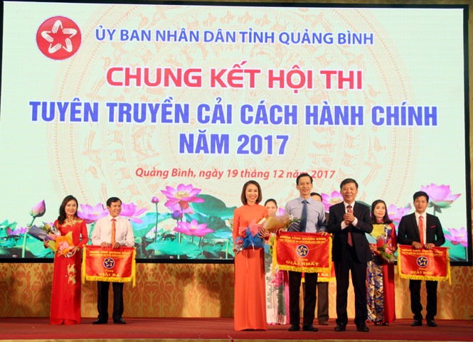 Đồng chí Nguyễn Hữu Hoài, Phó Bí thư Tỉnh ủy, Chủ tịch UBND tỉnh, Trưởng Ban tổ chức hội thi trao giải nhất cho đội thi Ban quản lý khu kinh tế