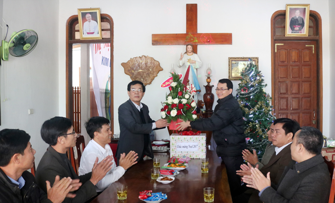 Đồng chí Phan Ngọc Duy tặng hoa, quà chúc mừng tại Giáo xứ Kim Lũ nhân dịp lễ Noel năm 2017.