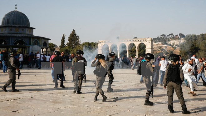 Xung đột giữa những tín đồ Hồi giáo Palestine và lực lượng an ninh Israel tại quần thể đền Haram al-Sharif ở Jerusalem ngày 27-7. (Nguồn: AFP/TTXVN)