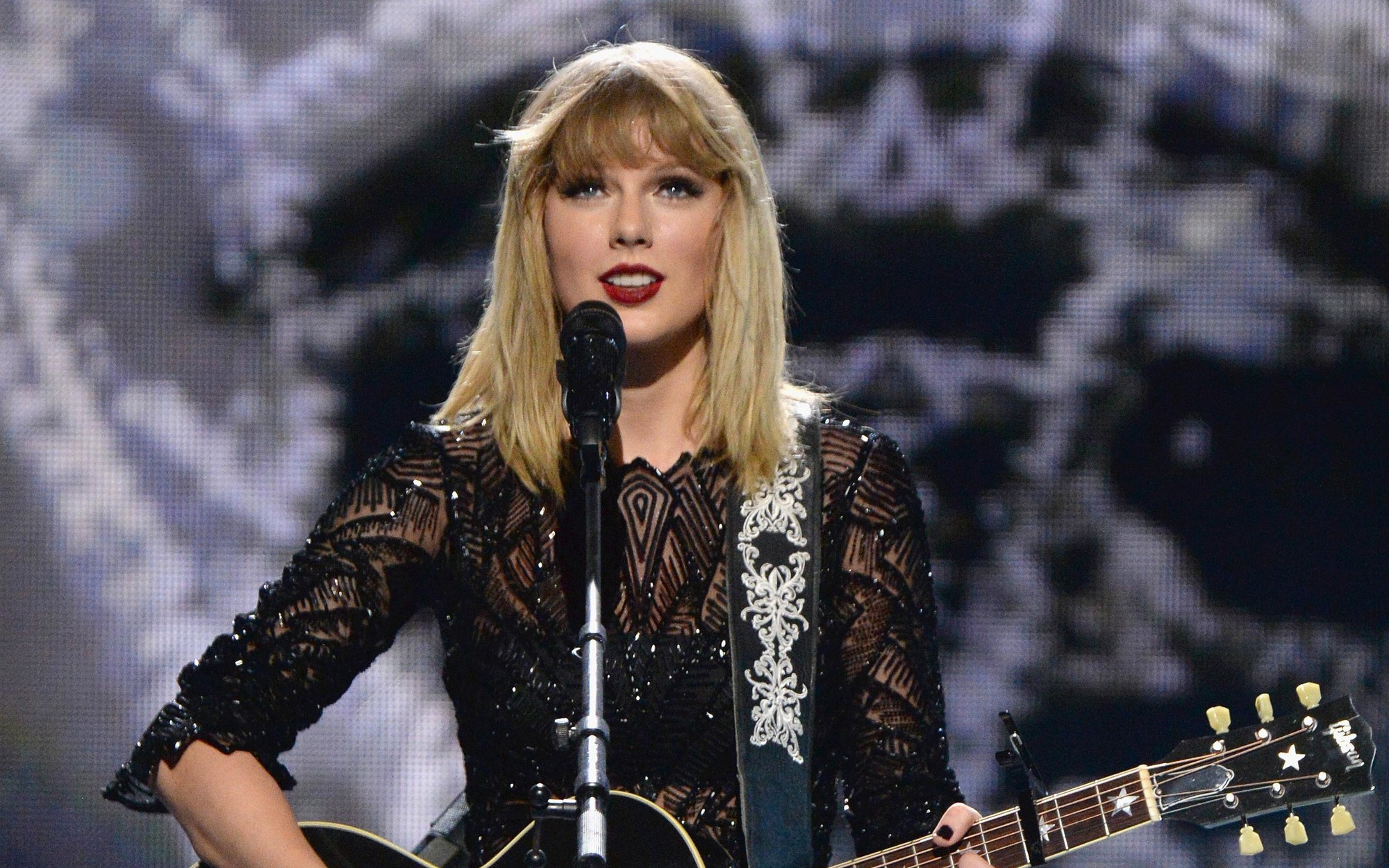 Nữ ca sĩ Taylor Swift trình diễn phiên bản acoustic của ca khúc I dont wanna live forever trên sân khấu - Ảnh: Gettty Images
