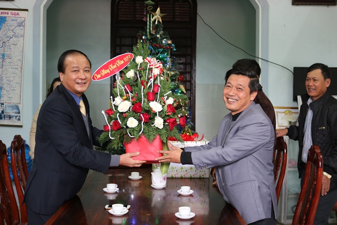 Đồng chí Trần Văn Tuân, Ủy viên Ban thường vụ Tỉnh ủy, Chủ tịch UBMTTQVN tỉnh tặng quà và chúc mừng Giáng sinh linh mục Nguyễn Văn Phú, quản xứ Tân Mỹ.