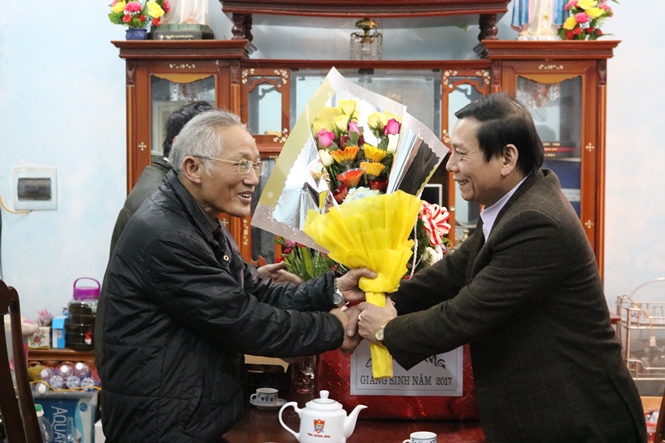  Lãnh đạo huyện Quảng Trạch thăm, tặng quà Giáng sinh cho linh mục Nguyễn Bình Yên, quản xứ Trừng Hải, xã Quảng Phú.