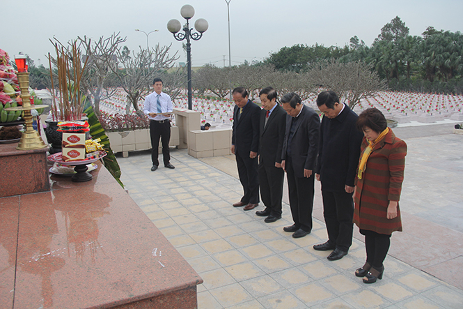 Đoàn đại biểu Tỉnh ủy, HĐND, UBND, Ủy ban MTTQVN tỉnh dâng hương tưởng niệm các liệt sỹ.