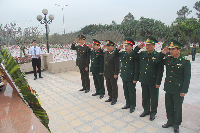 Đoàn đại biểu lực lượng vũ trang tỉnh kính cẩn đặt vòng hoa, thắp hương trước tượng đài Tổ quốc ghi công.