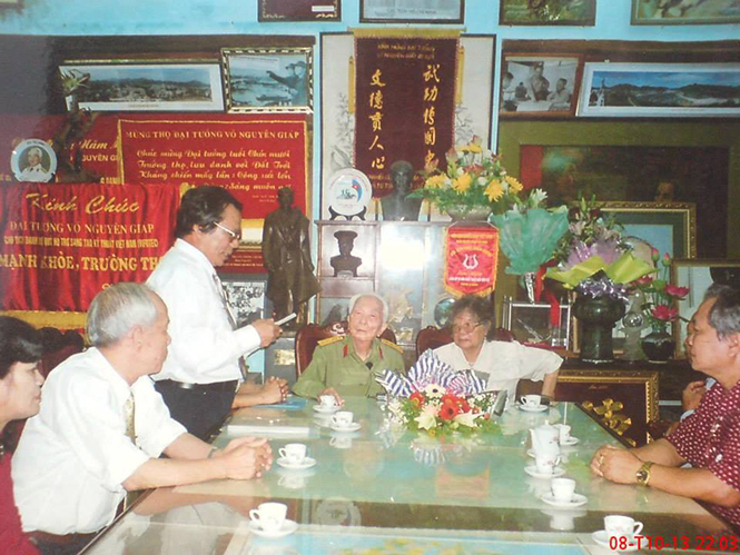  Nhạc sỹ Dương Viết Chiến (người đứng) và đội ngũ văn nghệ sỹ Quảng Bình thăm gia đình Đại tướng Võ Nguyên Giáp lúc Người đang còn sống.