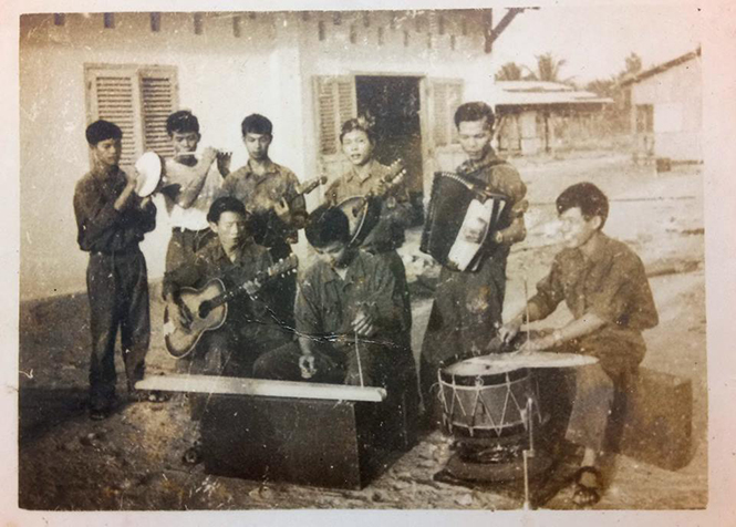  Đội văn nghệ của Sư đoàn 3 anh hùng (nhạc sỹ Dương Viết Chiến là người đang sử dụng đàn accordior).