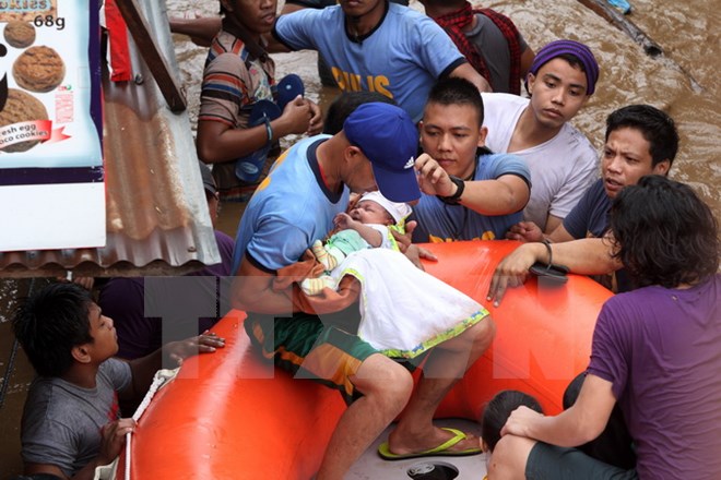 Sơ tán người dân sau khi bão Tembin gây mưa lớn và ngập lụt tại Cagayan, Philippines, ngày 22-12. (Ảnh: AFP/TTXVN)